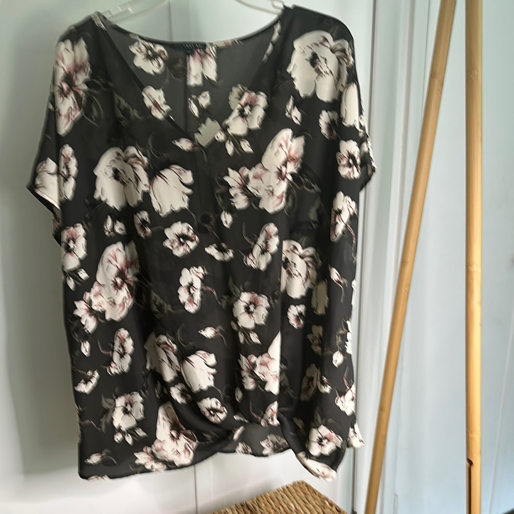 West Kei Floral Black and White Women's Top size 2x‎